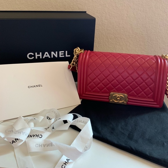 ❌SOLD❌ Authentic Chanel boy size medium lambskin - Picture 2 of 8